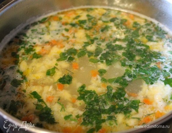 Далее достаем, бедро из бульона, режем его кубиками обратно кладем в кастрюлю. Добавляем обжаренный лук и морковь, даем закипеть и варим 5 минут. В конце добавляем нашу затирку. Добавляйте ее постепенно, и все время помешивая. Регулируйте густоту по Вашему желанию, и еще нужно учесть то, что тесто в процессе варки немного разбухает. Я использовала половину.