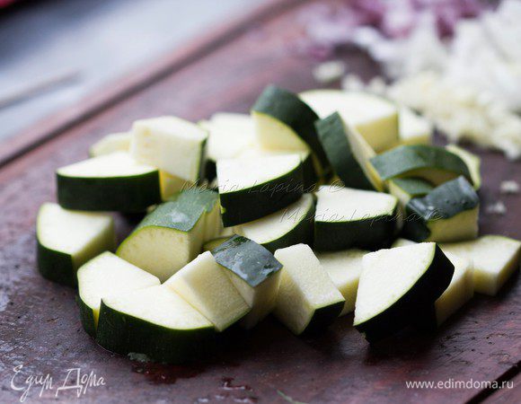 Оба лука нарезать мелкими кубиками. Цукини нарезать на крупные треугольники.