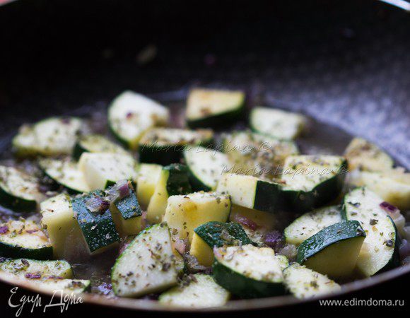 Посолить, поперчить и добавить орегано.