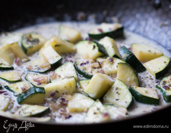 Влить сливки и тушить овощи 7-10 минут без крышки до готовности. 