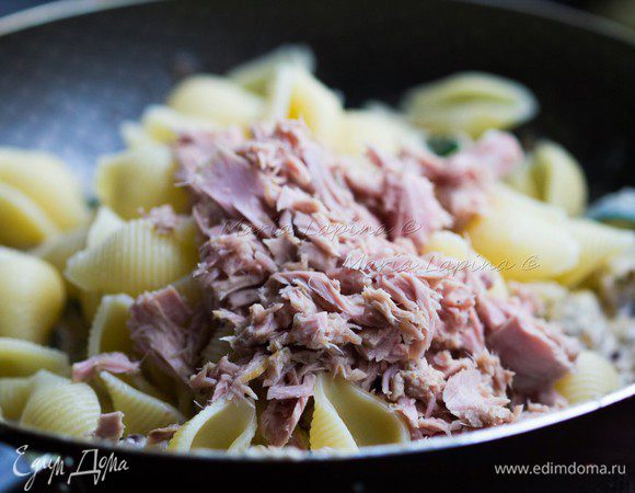Макароны отварить в подсоленной воде аль денте, т.е. немного не доварить. Добавить в сковороду к овощам. Открыть банку тунца, прямо в ней немного его разобрать, помять вилкой. Добавить тунца с небольшим количеством сока к макаронам. 