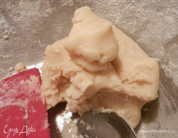 Взбить масло и коричневый сахар вместе. Добавить желток большого яйца, хорошо взбить. Отдельно соединить муку, разрыхлитель и соль. Добавить в масляную массу, хорошо вымешать. Масло должно быть мягким.