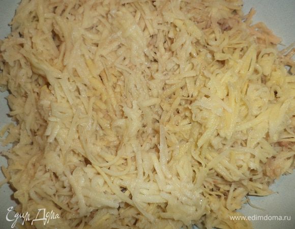 Картофель почистить, натереть на крупной тёрке.