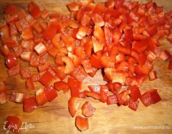 Сладкий перец вымыть, очистить от семян и плодоножки, а мякоть нарезать маленькими кубиками.