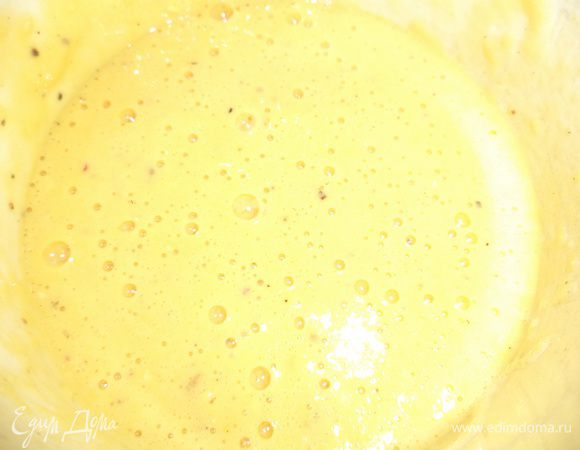 Взбить миксером яйца, добавить муку, крахмал, соль и перец. Тщательно перемешать. Соединить яичную смесь с картофелем и сладким перцем, перемешать.