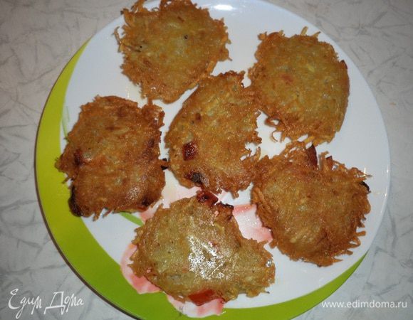 Разогреть в сковороде растительное масло. Картофельную массу выкладывать столовой ложкой на сковороду, слегка утрамбовать и обжарить с двух сторон до образования румяной корочки.
