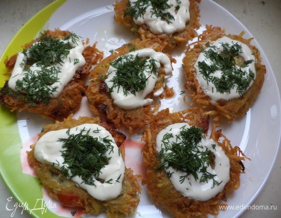 Укроп мелко порубить. Оладьи полить сметаной и посыпать укропом.