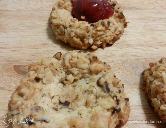 Осторожно снимать с листа и выкладывать по 1 ч. л. джема (желе) в ямки. Совет: если не планируете съесть все сразу, то можно заготовки убрать в контейнер и заполнять джемом перед подачей.