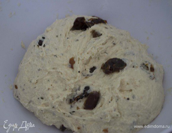 В миску просеять муку, добавить манку, дрожжи, соль, сахар,травы сухие и  понемногу вливать воду. Замесить мягкое липкое тесто, добавить нарезанные финики, оставить несколько крупных кусочков для украшения, (предварительно избавить от косточек) и масло. Месить до полного соединения теста, фиников и масла. Затянуть миску пленкой и оставить в тепле на 1 час.