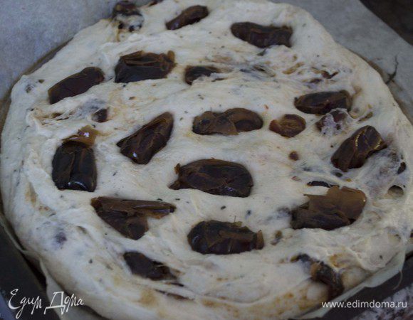 Подошедшее тесто распределить на, застеленном бумагой, противне, дать отдохнуть тесту около 20 мин. Выпекать при температуре 180*С 30-35 мин. Остудить на решетке.