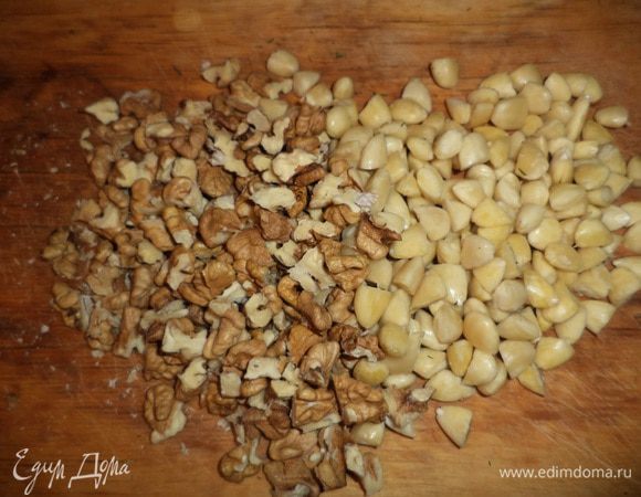 Миндаль залить кипятком на 10 минут. Воду слить, миндаль очистить и порубить на довольно крупные кусочки. Грецкие орехи тоже крупно порубить.