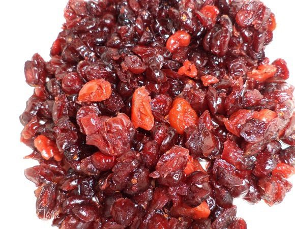 Вяленую вишню залить кипятком, оставить на 5 минут. 
У фиников удалить косточки, мякоть мелко нарезать. Соединить финики, вишню и орехи.