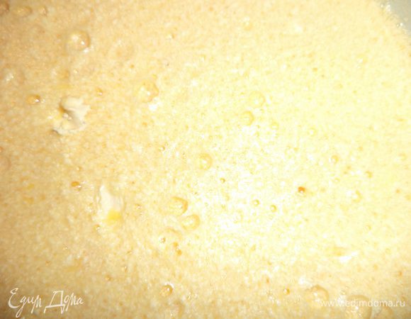 В миске растереть размягчённое сливочное масло с сахаром и ванильным сахаром. По одному добавить яйца, тщательно растирая.