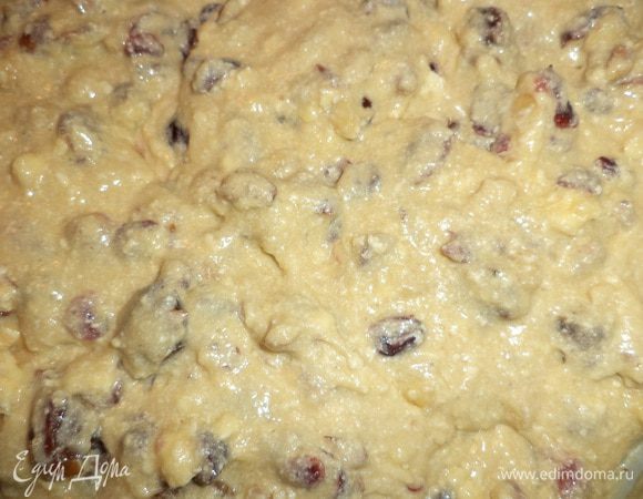 Муку перемешать с разрыхлителем. Несколькими ложками мучной смеси посыпать фруктово - ореховую смесь, перемешать. Основную часть муки всыпать в масляно-яичную смесь, перемешать. Добавить фруктово - ореховую смесь и коньяк. 