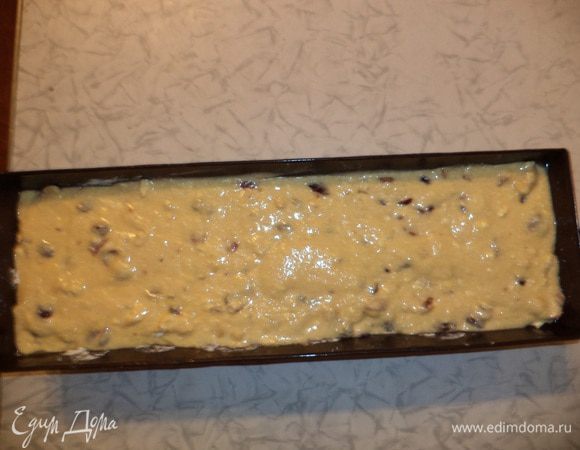 Продолговатую форму для выпечки кекса смазать маслом, присыпать мукой. Выложить тесто. Выпекать при температуре 180 градусов 60 - 70 минут.