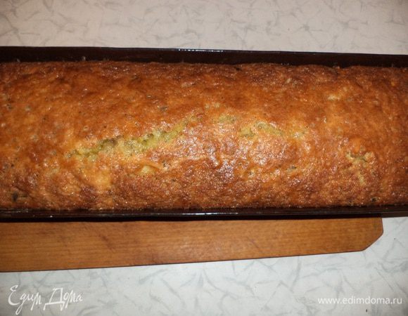 Готовый кекс остудить, вынуть из формы и посыпать сахарной пудрой. 