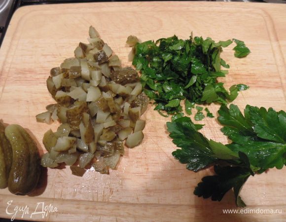 Приготовить соус: огурчики мелко порезать. Петрушку порубить.