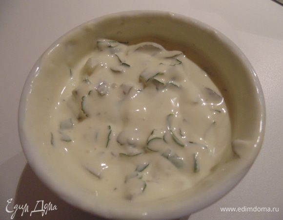 Смешать йогурт с майонезом, добавить огурцы, каперсы, петрушку, перемешать. Охладить до подачи.