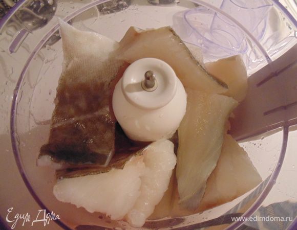 Приготовить фарш: филе рыбы измельчить блендером вместе с луком, добавить яйцо. Посолить и поперчить.