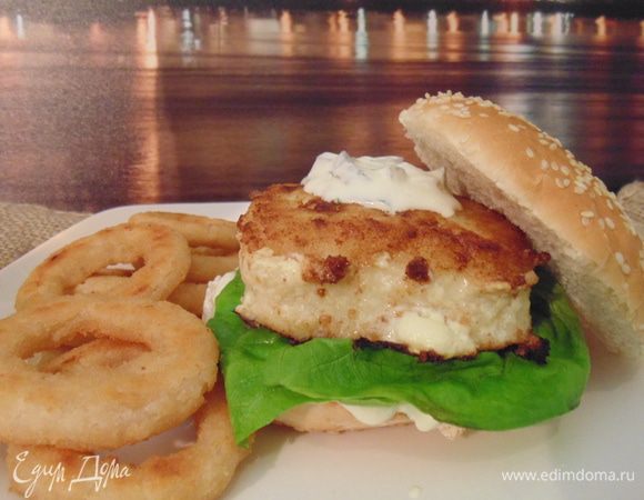 Булочки подогреть в духовке или тостере, разрезать пополам. На нижнюю часть булочки намазать соус 1-2 ст.ложки, положить лист салата, рыбную котлету. Сверху накрыть второй половиной булочки.
Приятного аппетита!