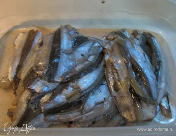 Тюльку моем и удаляем голову и хребет. В мелкой рыбешке хребет можно и не удалять. После того как рыбка очищена еще раз хорошо промываем. 