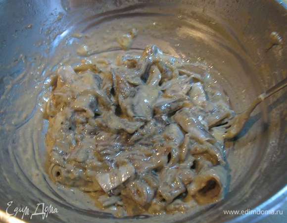 Яйца слегка взбить венчиком или вилкой. Посолить, поперчить. Добавить просеянную муку и перемешать. Добавить очищенную и промытую рыбку и хорошо перемешать. 