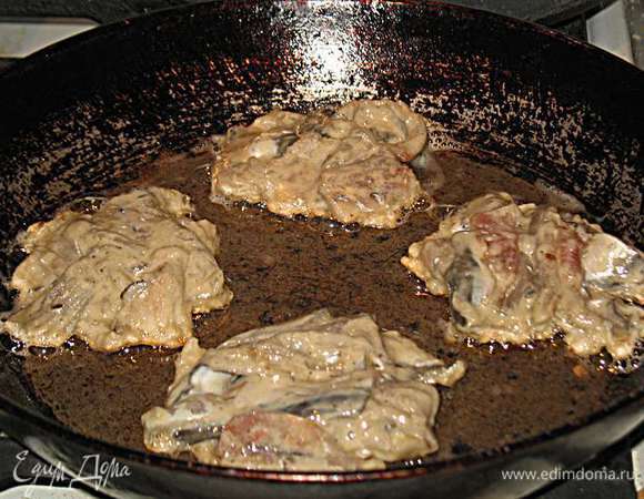 Ложкой выложить биточки на сковороду,  лучше выкладывать потоньше, как по мне так вкуснее. Обжарить с двух сторон до золотистой корочки. 