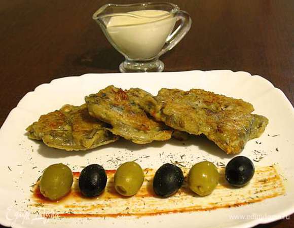 Выкладываем на тарелку и сразу подаем к столу.  Самые вкусные они горячие, но это как мне.  В качестве соуса можно подать сметану, или сметану с укропом, или майонез. Все зависит от вашего вкуса. 