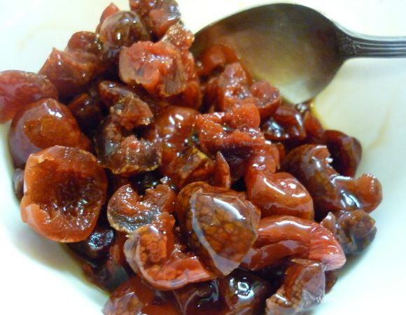 Почему трижды вишневый? Вот первое: вяленую вишню без косточек замачиваем в алкоголе. Любом. Можно водку, ликер, бальзам, ром. Что найдется. Если сделать это на ночь, то алкоголь станет совсем вишневым, сладким, тягучим, ароматным. Я замачивала в травяном бальзаме. Вишня у меня гигантская, поэтому я с ней ножичком поработала.