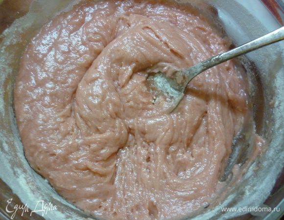 Маргарин размягчить, смешать все ингредиенты теста. Все делаем очень быстро. Разрыхлитель (10 гр - это маленькая пачка) работает незамедлительно.