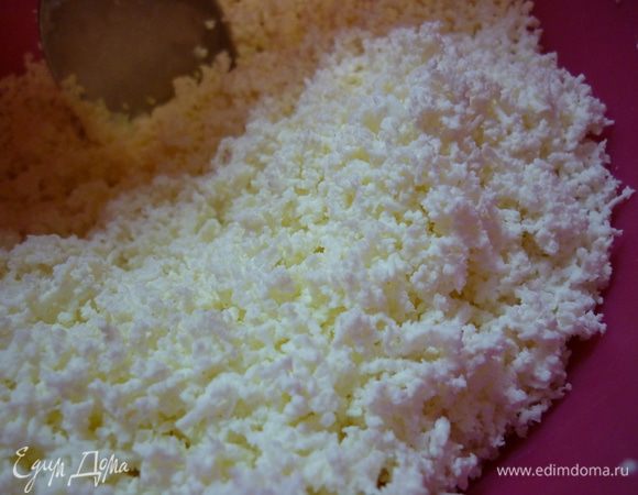 А теперь начинка. Творог протереть через сито. Желательно дважды, если он крупинками. У меня как раз этот случай, но...несчастье постигло меня: от усердного протирания сито порвалось...