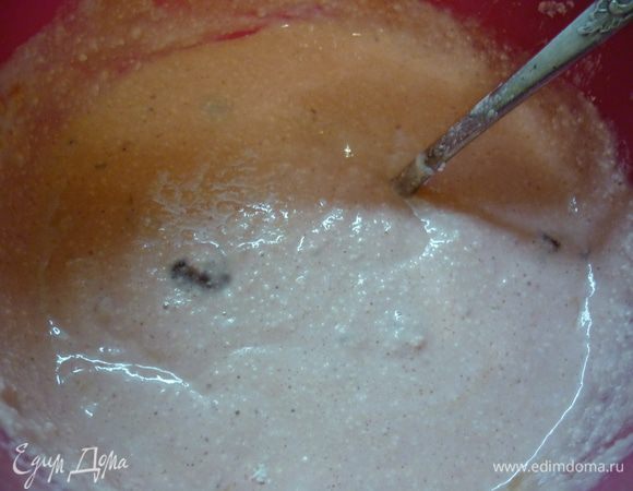 Смешиваем все ингредиенты начинки. Вишню выливаем вместе с алкоголем. Если детки будут кушать, то вишню просто размочить в малом количестве горячей воды.