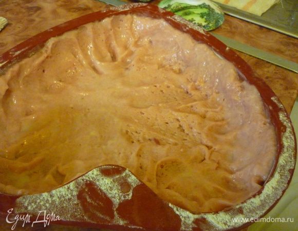 Вот беда: круглая форма осталась на даче. Ну коль такой случай, из недр кладовки достала силиконовое сердечко, подаренное именно к дню св. Валентина некогда близким человеком. нахлынули воспоминания... Но меня так просто не выбить из колеи. Форму мажем маргарином. тоненько-тоненько. Потом присыпаем мукой. Мокрыми руками распределяю тесто по форме и бортикам. Тесто липкое, руки мочим почаще. Ну вот как-то так. И сразу же, пока бортики не сползли вниз, наполняем начинкой. Сверху для порядку и в целях разравнивания пошлепаем ложкой и отправляем в духовку при 170 градусах на час. У меня духовка их советского прошлого, по размерам туда можно впихнуть полпоросенка. Поэтому для таких малых форм я пользуюсь аэрогрилем. Но летом на даче такой пирог в духовке тоже душевно выходит.