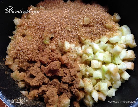 Приготовим начинку. Яблоки вымыть, почистить, вынуть сердцевину и нарезать мелкими кубиками (примерно 1 см × 1 см). Выложить яблоки в кастрюлю, добавить  корицу, сахарный песок и воду. Перемешать и готовить на большом огне до закипания. Затем уменьшить огонь и готовить до мягкости яблок и выпаривания лишней жидкости (примерно 15-20 минут). Снять с огня и остудить.