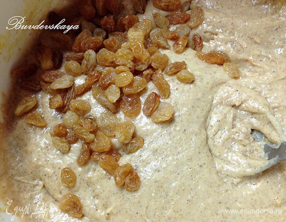 Готовим капкейки. В глубокой миске смешиваем муку, разрыхлитель,  сахарный песок, специи и  сливочное масло, нарезанное кубиками. Разбиваем яйца и перемешиваем. Добавляем изюм и еще раз перемешиваем. Раскладываем тесто по бумажным капсулам  ставим в формочки для кексиков и отправляем в разогретую до 160 ° С духовку минут на 20-30 до готовности (проверить можно зубочисткой).  Вынуть кексики из духовки и остудить на решетке.