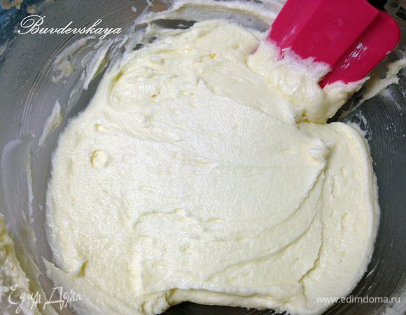 Готовим фростинг.  Размягченное сливочное масло взбиваем миксером до бела, добавляем соль и продолжаем взбивать. Добавляем постепенно половину сахарной пудры, взбиваем и добавляем яблочную эссенцию. Затем добавляем столовую ложку сливок, взбиваем и добавляем оставшуюся половину сахарной пудры и оставшиеся сливки. Продолжаем взбивать до однородной гладкой массы. Может понадобится еще немного сливок, но не переборщите, иначе масса не будет держать форму. Переложить в кулинарный мешок с круглой насадкой.