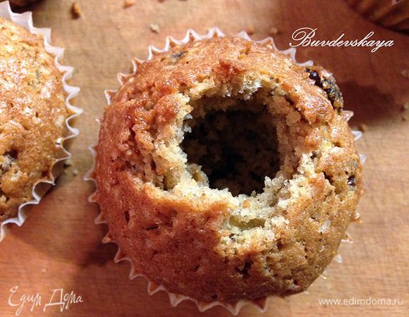 У капкейков удалить сердцевину с помощью чайной ложки (у меня специальное приспособление) и заполнить отверстие начинкой.