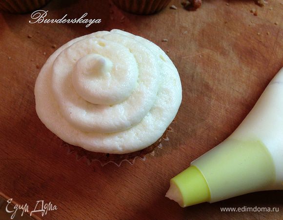 Верх капкейков украсить шапочкой из фростига при помощи кулинарного мешка. Выкладываем сверху яблочко. 