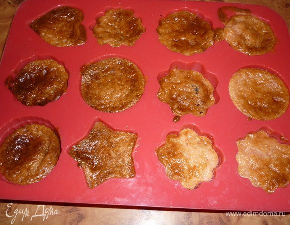 У меня осталось немного творожной начинки. Ну не пропадать же добру. Я упаковала ее в силиконовую формочку. И через 20 мин в духовке десерт был готов.