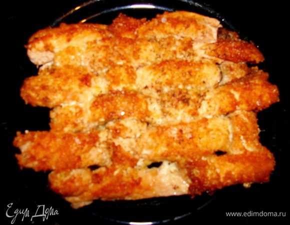 Рыбу (у меня кижуч, филе), порезать плоскими полосками. Можно присолить, добавить перчик, сок лимона, приправки по вкусу и дать настояться 30 минут. Сплести плетенку, обвалять в сухарях, а можно и не делать этого. Обжарить с двух сторон до готовности, как обычно жарим рыбу.