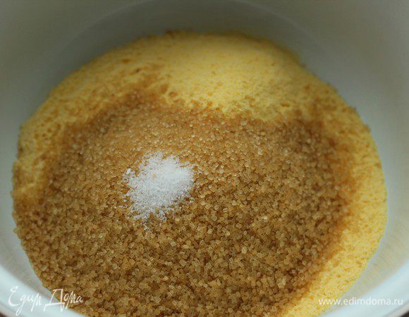 Просеять муку в кастрюлю. Добавить сахар и соль. Перемешать.