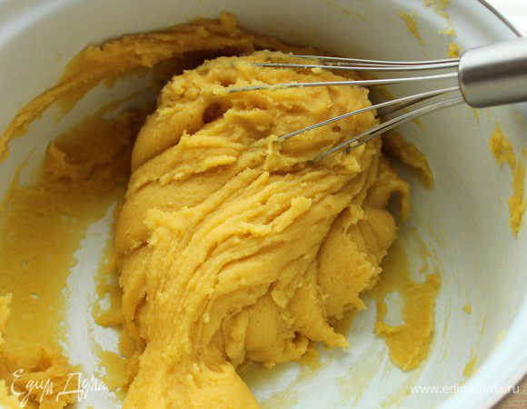 Заваривать тесто до тех пор, пока оно не загустеет и не станет отставать от стенок. У меня на все ушло 4–5 минут.