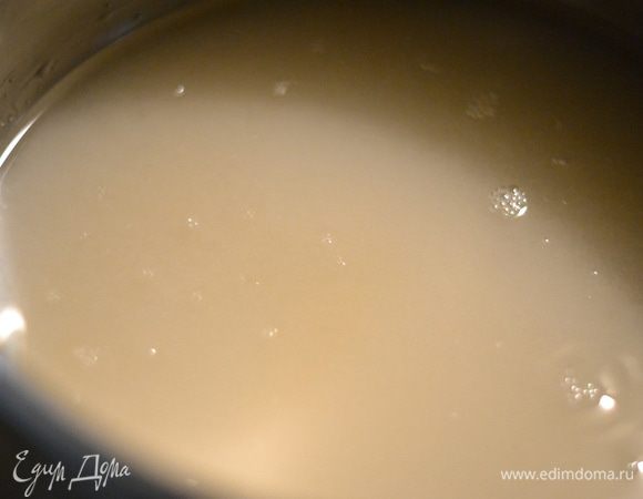 Для начала лучше приготовить помадку. Количество ингредиентов рассчитано на 25-30 эклеров.Ее можно приготовить заранее и хранить в герметичном контейнере в холодильнике. А при использовании просто подогреть на водяной бане. Итак начнем. Сахар залить водой,включить плиту, прогреть и размешать до растворения сахара.