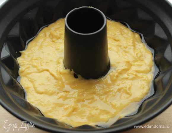 Форму для запекания смазать маслом. Вылить в нее тесто (тесто получается довольно жидким, ничего страшного, так и должно быть).