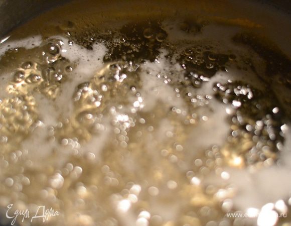 Смоченной в воде кисточкой аккуратно смыть с краев кастрюли налипший сахар, варить на сильном огне. Не помешивать,иначе помадка может засахариться. Если появится пена,снять ее.Варить сироп до пробы на мягкий шарик. Как это сделать,взять небольшую емкость,налить туда холодной воды и капать,набрав немного сиропа ложкой,нужно потрогать карамель,если она стала мягкая и можно сделать из нее мягкий шарик,то сироп готов.Но если карамель еще растворяется в воде,значит нужно еще проварить. В конце варки добавить 12 капель лимонной кислоты. Возьмите половину ч.л. порошка и растворите в теплой воде (1 ч.л.).