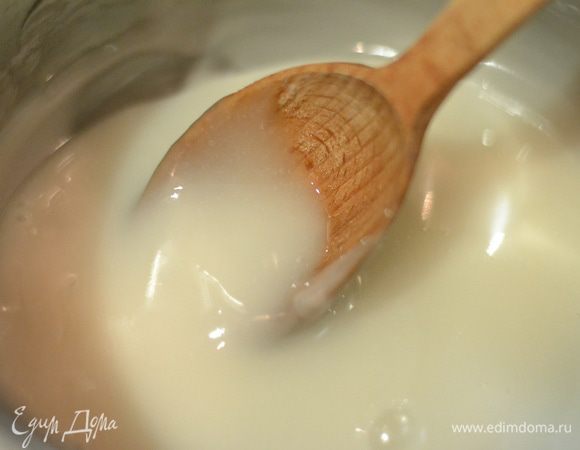 Сироп готов,нужно его охладить до 40 градусов. Быстрее будет,если вы поставить емкость с сиропом в другую,большую емкость с холодной водой. Затем ложкой нужно постоянно,круговыми движениями мешать карамель. Вообще,самый тяжелый процесс)) Мешать до белой и пластичной массы. Помадка готова.