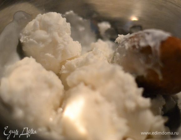 Помадка застыла,теперь можно ее убрать в холодильник до использования. Теперь важные ньюансы,которые еще раз повторю. Сироп нужно варить,не мешая ложкой,только в самом начале помочь раствориться сахару и все! Обязательно добавить лимонную кислоту в конце приготовления,чтобы помадка не засахарилась и аккуратненько убирать смоченной кисточкой с краев посуды сахар,который образовался при варке сиропа. И конечно же правильно уварить сироп,если у вас есть градусник,то температура готового сиропа должна быть 115 градусов.