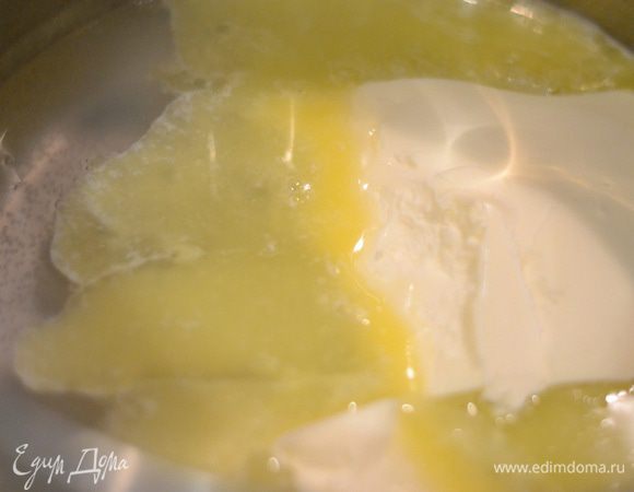 Теперь займемся эклерами. Рецепт рассчитан приблизительно на +- 45 эклеров. Включить духовку на температуру 180 градусов.Тут все просто. Включить плиту, в емкость налить воду,добавить сливочное масло,соль сахар и варить до кипения.