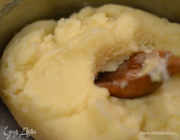 Когда смесь закипела,добавить просеянную муку,уменьшить огонь и заварить тесто,мешать деревянной ложкой,пока масса не станет хорошо отлипать от дна кастрюли. Снять с огня.