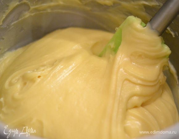 Тесто немного отсудить и добавив по одному яйца ,взбить до однородности. Я взбивала в комбайне.